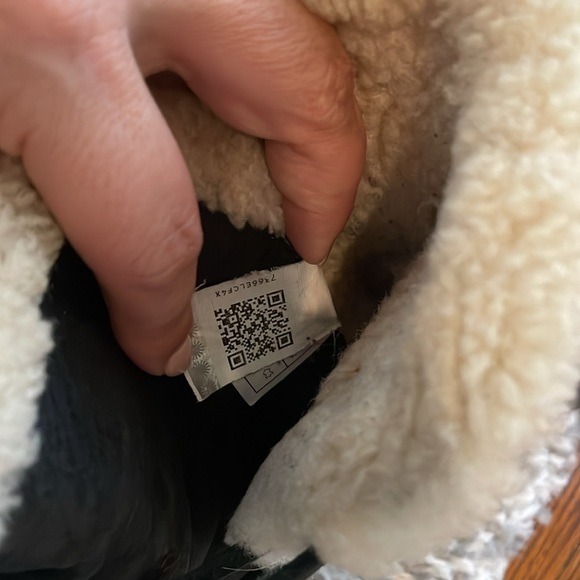 UGG Australia Women’s Acadia Winter Boots Size 7 - Picture 9 of 10